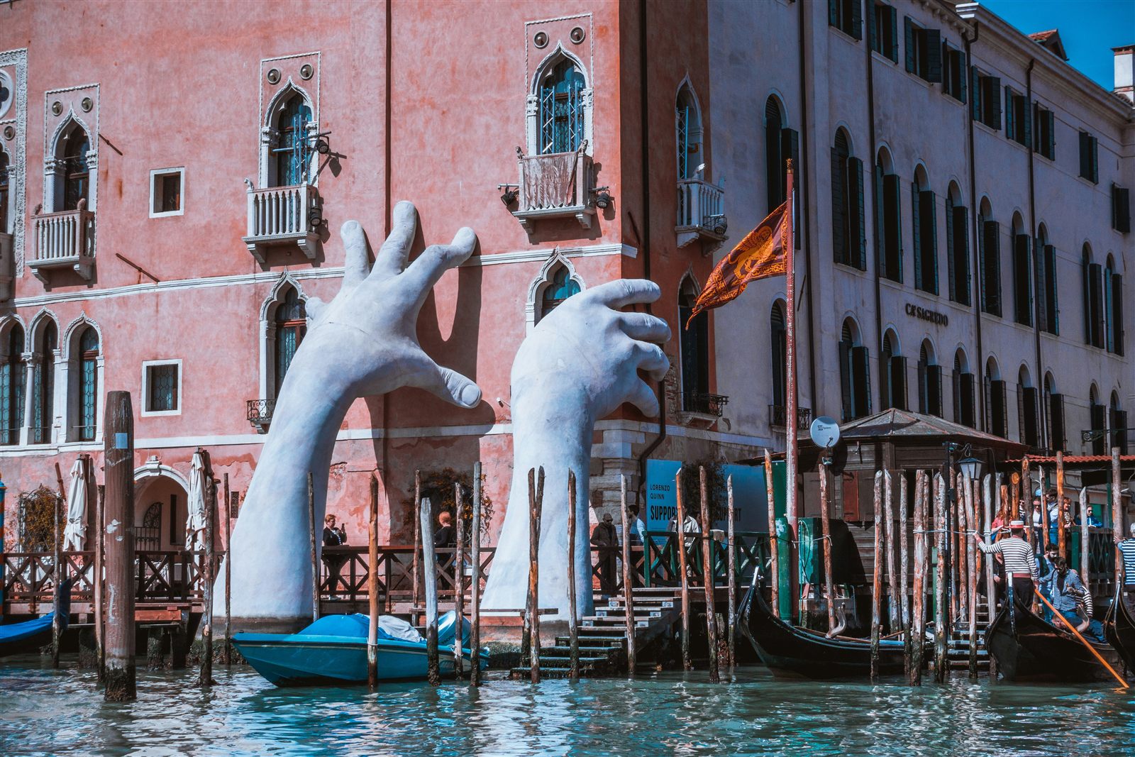Socha Support od Lorenza Quinna na Grand Canal v Benátkách