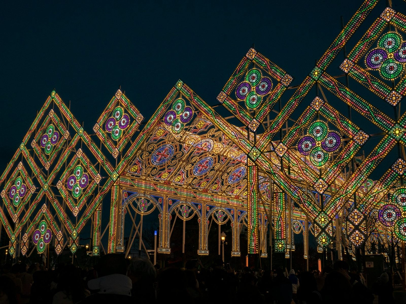 Návštěvníci u velkoformátové světelné instalace v noci (ilustrační fotografie, Kobe Luminarie)